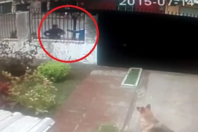 En video: le apuntaron con un arma, pero se salvó del robo