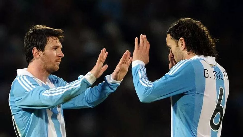 AMIGOS. Messi compartieron equipo en Barcelona y en la Selección. (ARCHIVO)