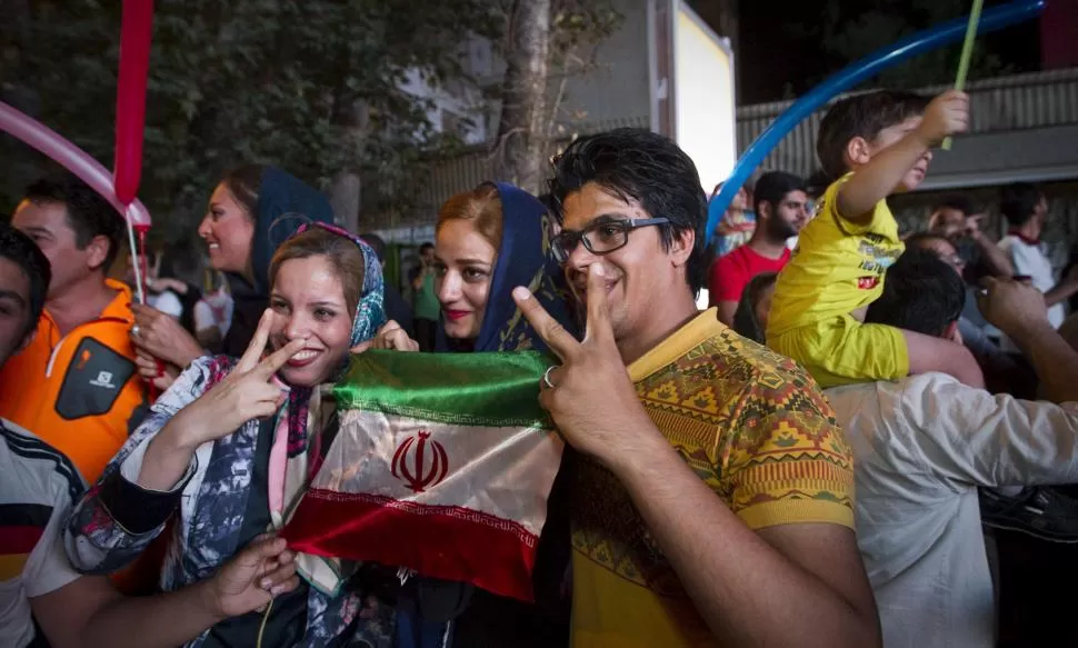 FESTEJOS. En las calles de Teherán, los jóvenes celebran el acuerdo de Viena. REUTERS