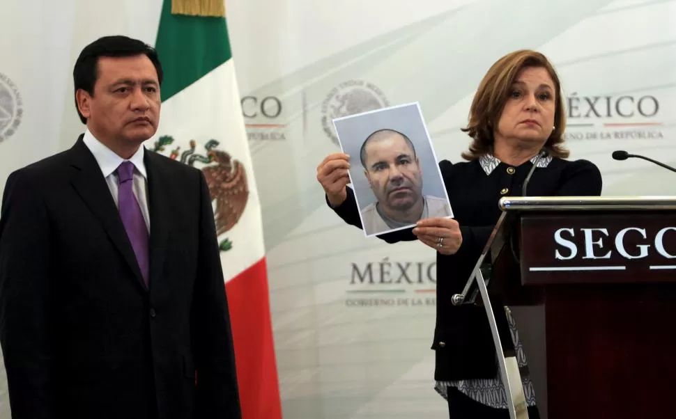 FOTO. La procuradora muestra la imagen reciente de ‘El Chapo’. reuters