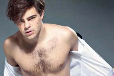 El desnudo de Peter Lanzani ya tiene sus memes