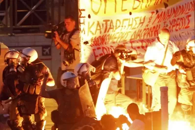 Grecia se encamina al tercer rescate tras aprobar el ajuste