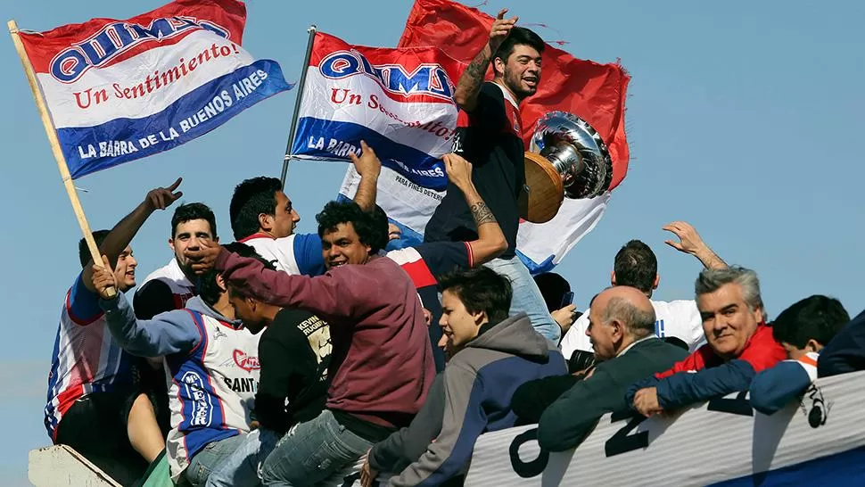 SÍMBOLO DEL CAMPEÓN. Nicolás Aguirre se dio el gusto de celebrar el título y se lo dedicó a sus comprovincianos.
FOTO DE TÉLAM