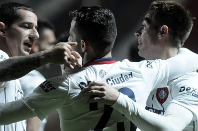 San Lorenzo goleó a Arsenal y volvió a la punta