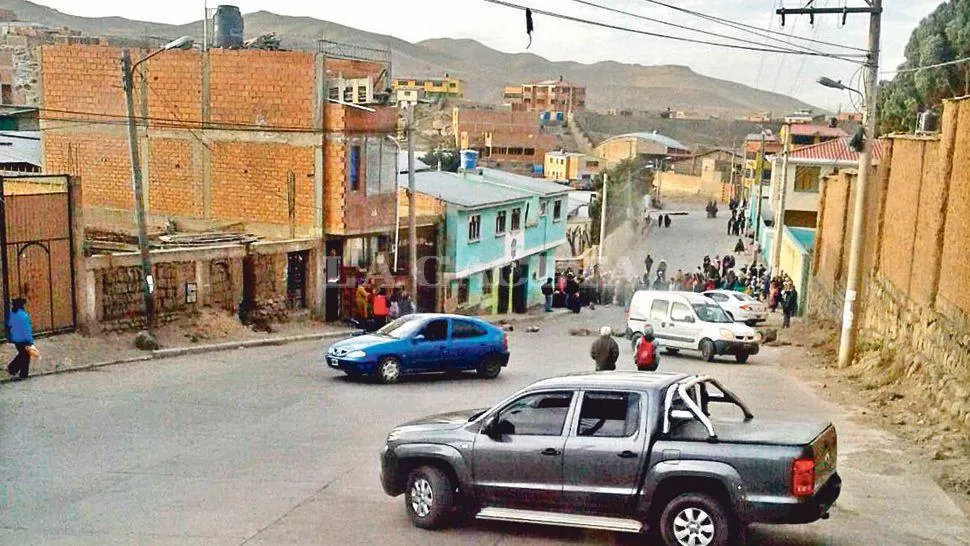 PIQUETES. El tránsito vehicular por las calles de Potosí es casi imposible. LA GACETA