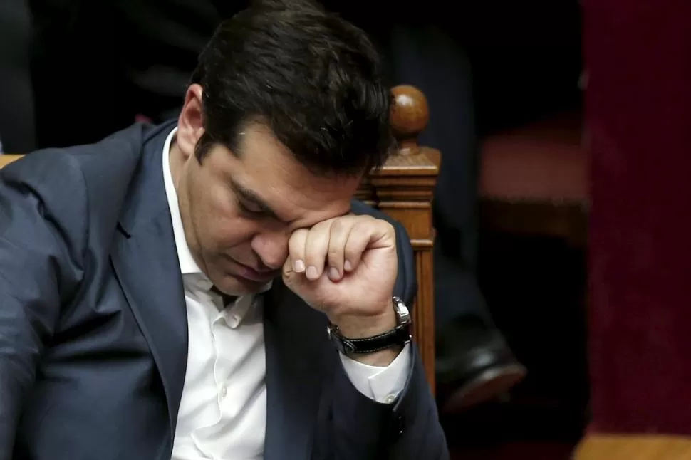 FRENTE DE TORMENTA. Tsipras también debe solucionar el problema político. reuters