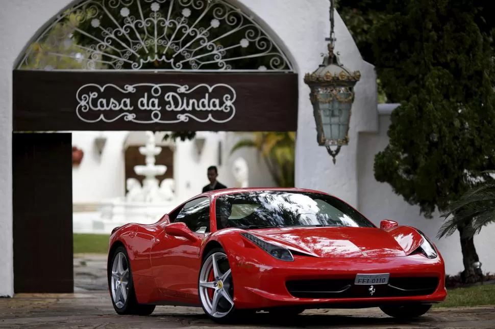BRASILIA. La Ferrari es uno de los coches incautados de la casa del ex presidente y actual senador, Collor de Mello. reuters