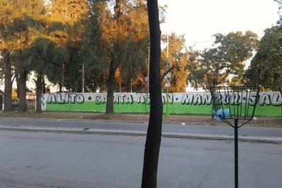 Ni la Policía se salva de las pintadas políticas