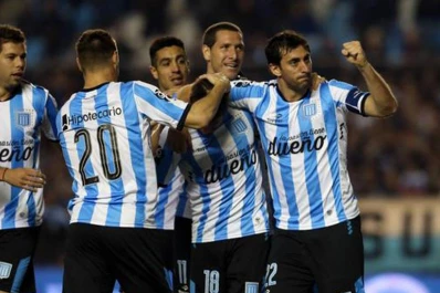 Racing no pasó sustos ante Sarmiento y se mantiene en la pelea