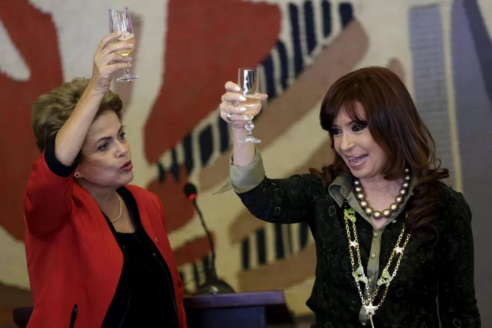 ¡SALUD!. Dilma y Cristina brindan durante el almuerzo que le ofreció la mandataria brasileña a la Presidenta. reuters