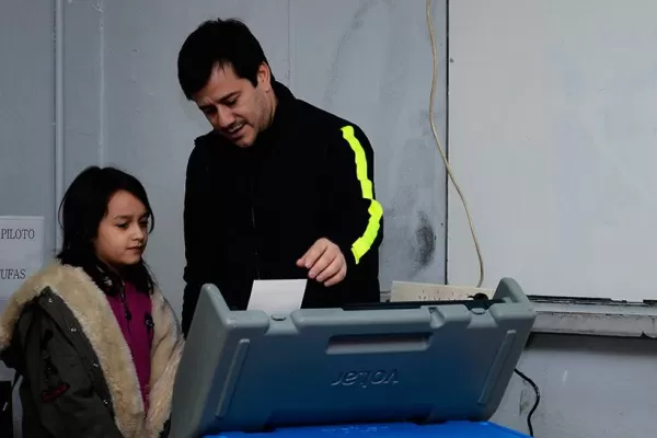 Aeroparque parece la cancha de Boca, afrimó Mariano Recalde