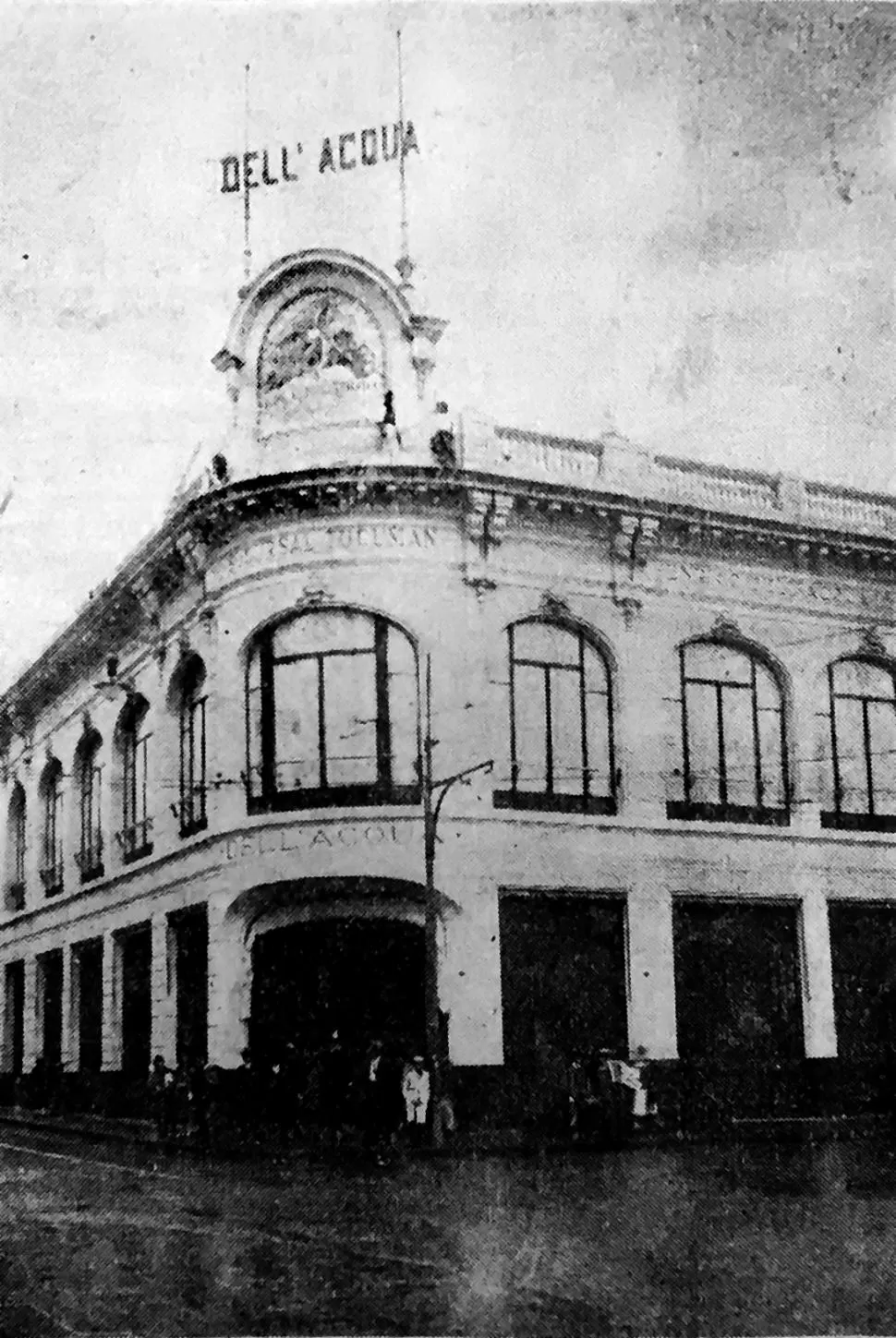 INAUGURACIÓN. Esta foto es del 11 de mayo de 1926, cuando Dell’Acqua inauguró su sucursal, en la esquina de calles 25 de Mayo y Las Heras (hoy San Martín). LA GACETA / ARCHIVO