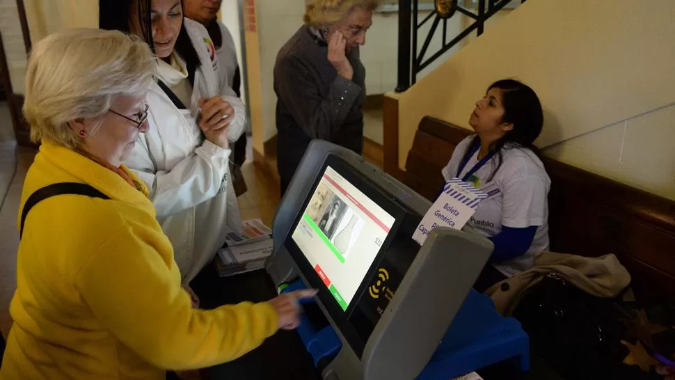 BOLETA ELECTRONICA. Los comicios en Buenos Aires probaron por tercera vez el sistema de voto electrónico. DYN