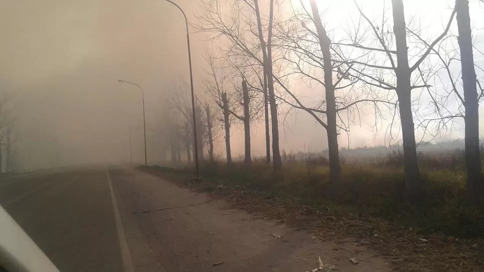 El humo cubre la ruta, en Simoca