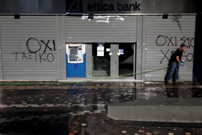 Los griegos van a los bancos, pero sufren una suba del IVA