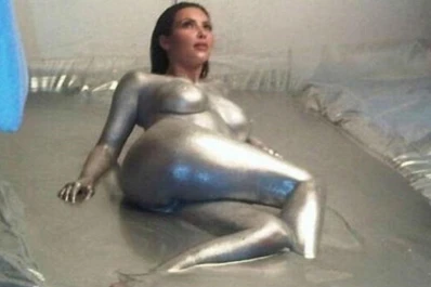Kim Kardashian publicó una foto desnuda y bañada en pintura plateada