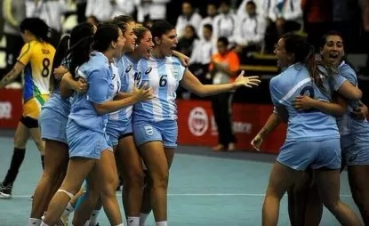 POR UN GRITO VITAL. La selección de damas de handball necesita el triunfo. handballdeprimera.com