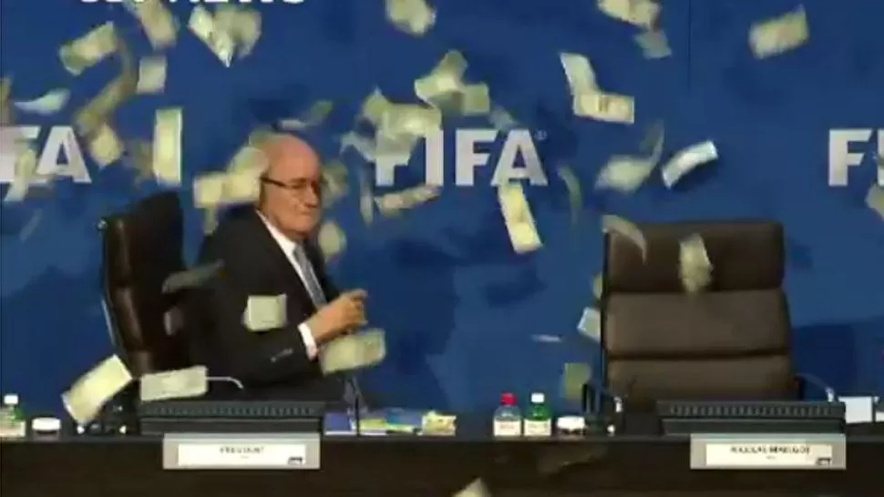 Una lluvia de dólares cayó sobre Blatter durante su conferencia