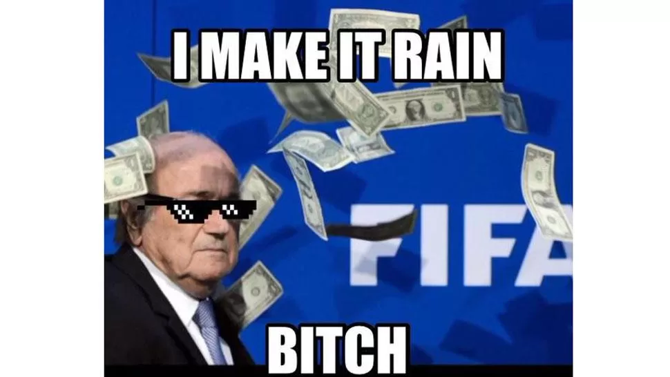 Lluvia de memes por los dólores que le arrojaron a Blatter