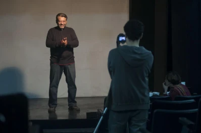 Chistes, sátiras y críticas en una comedia que busca actores