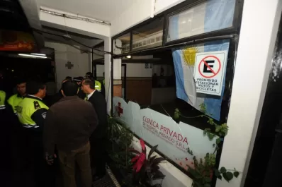 Destrozaron el frente de una clínica privada