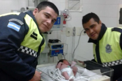 Policías ayudaron en un parto y la madre bautizará al niño con los nombres de ambos
