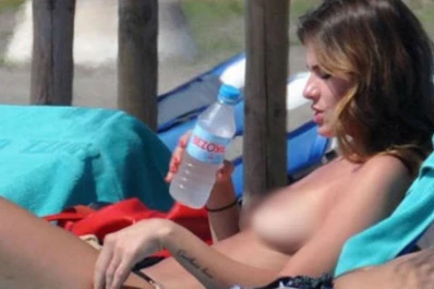 La China Suárez se animó a hacer topless en una playa