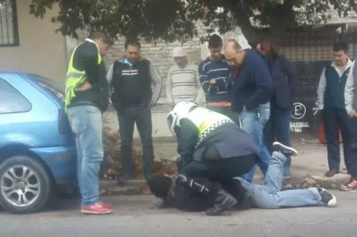 Vecinos atrapan a un ladrón que intentó ingresar en una casa