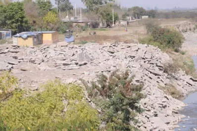 Para agilizar la obra, arrojan escombros a la vera del Salí
