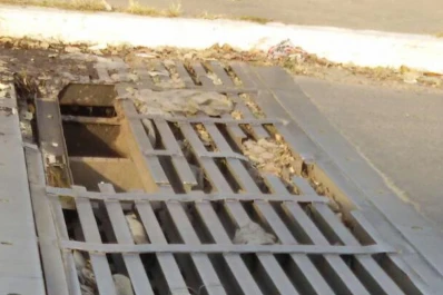 Desagüe roto en Belgrano y Bulnes preocupa a los vecinos