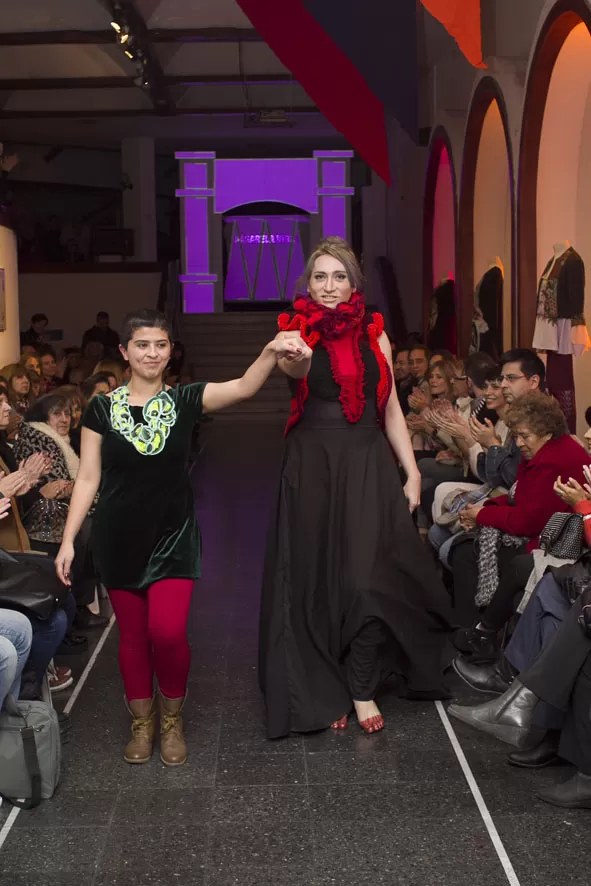 LA SEMANA PASADA. Jéssica Morillo (izquierda) desfila con una modelo que porta sus joyas textiles. FOTOS PRENSA CENTRO VIRLA