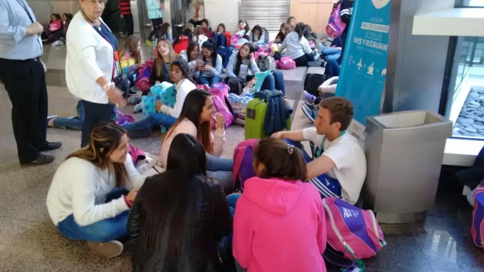 EN ESPERA. Un grupo de jóvenes tucumanos permaneció varado durante varias horas en el hall de Aeroparque. gentileza silvia díaz taballione