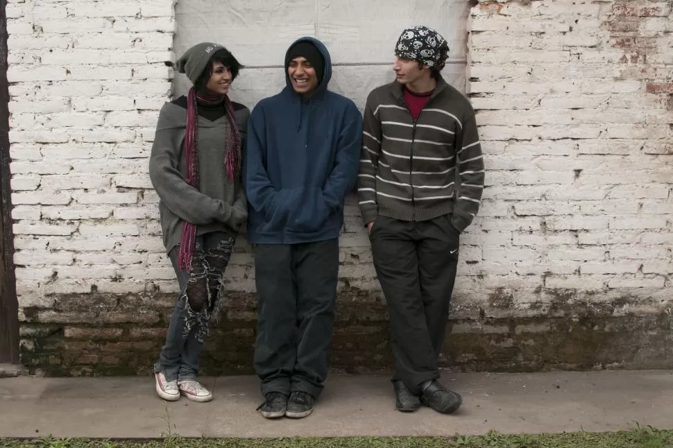 FELICES. Erica Navarro, Geo Rosenti y José Pérez festejaron el día del amigo luego haberse perdido el sábado durante una caminata en El Cadillal. LA GACETA / FOTO DE INÉS QUINTEROS ORIO