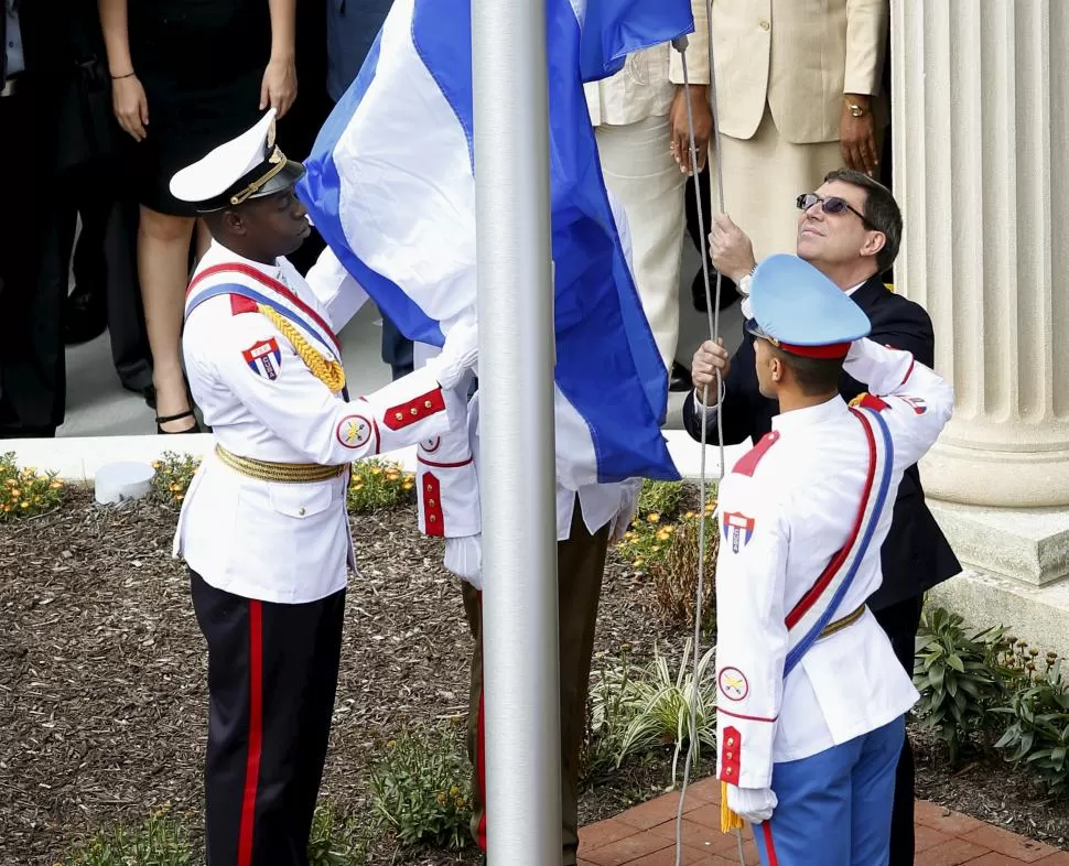 ACTO. Soldados cubanos y el canciller Bruno Rodríguez izan la bandera. fotos / reuters