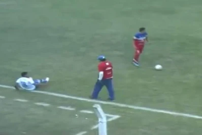 Enojado con el árbitro por no cobrar una falta, el DT le pegó una patada al jugador que se iba solo