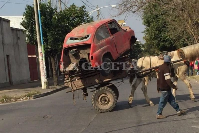 Trasladaron un Fiat 600 arriba de un carro tirado por caballos