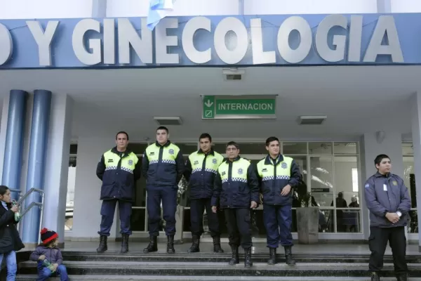 Todo un equipo policial ayudó en un parto