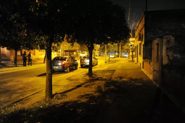 Vecinos reducen a un ladrón que quiso entrar en una casa