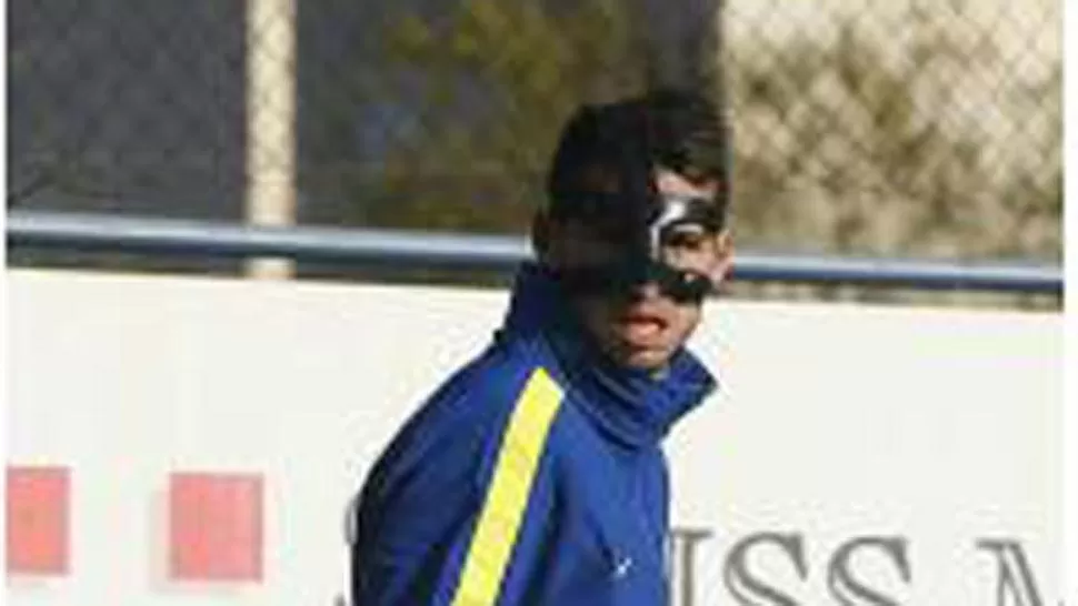 BIEN CUBIERTO. Calleri se entrenó con una máscara para proteger su nariz. (TYCSPORTS.COM)