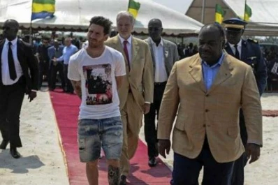Políticos de Gabón critican a Messi por su look