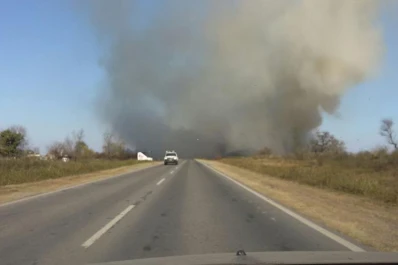 La quema de pastizales convirtió en un peligro circular por la ruta 157