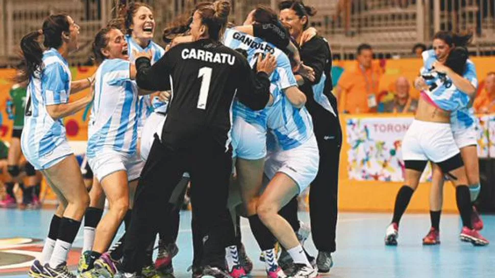 FELICES. Las chicas del handball femenino son finalistas.