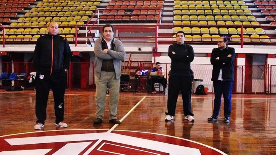 CONTINUIDAD. Por tercer año consecutivo la dupla Mario Vildoza-Martín De Zan conduce el seleccionado masculino. Junto a ellos, los dirigentes Urueña y Ayusa.
FOTO TOMADA DE Federación de Basquetbol de la Provincia