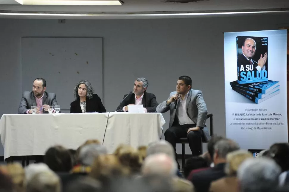 ATENTOS. Stanich, Benito, Sánchez y Velárdez, escuchan al público. LAGACETA  / Foto de Héctor Peralta