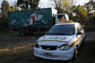 Un taxista murió luego de chocar contra un camión