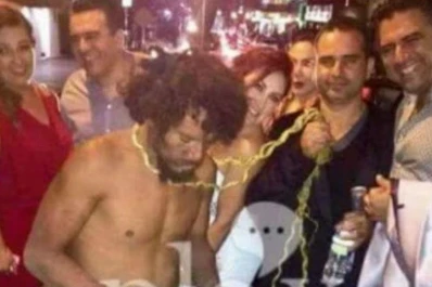 La foto de un indigente con una soga en el cuello indigna al mundo