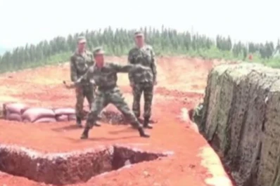 Soldado chino casi mata a dos compañeros por lanzar mal una granada