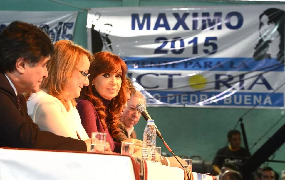 RODEADA. La presidenta Cristina Fernández encabezó el acto en Río Gallegos, acompañado por Zannini, Alicia Kirchner, De Pedro y el gobernador Peralta. prsidencia de la nación