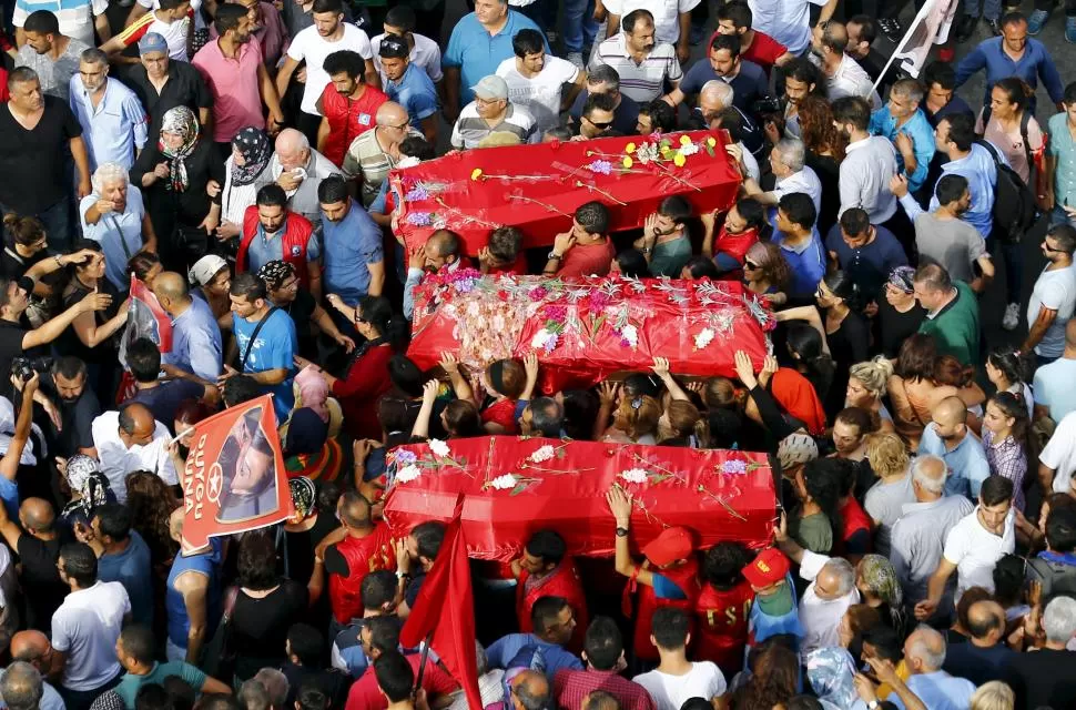 DOLOR. Familiares de las víctimas del ataque de Suruc sepultan los muertos. reuters