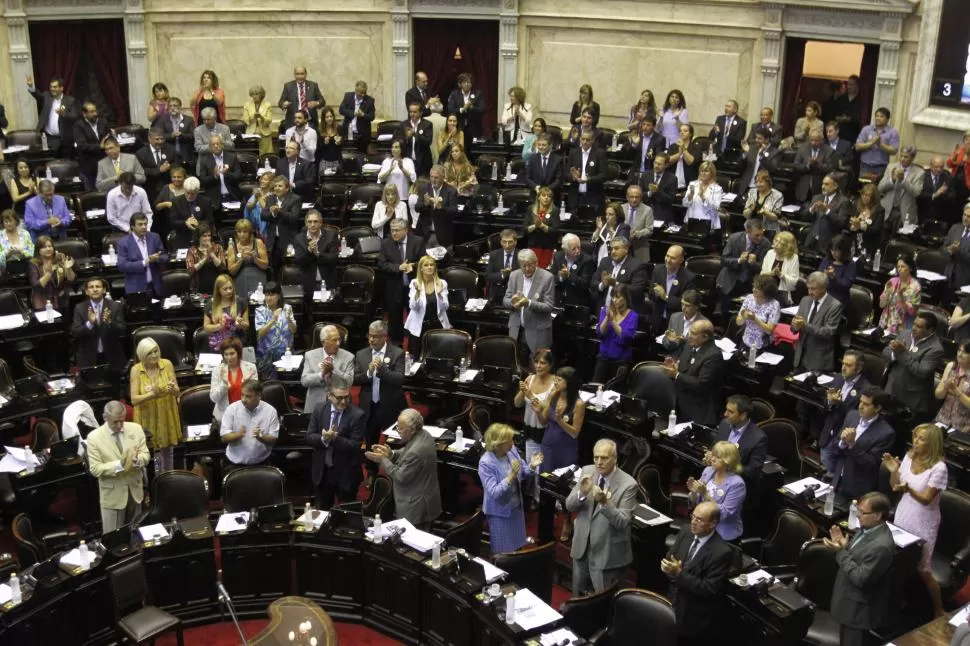 EN FEBRERO. En la Cámara Baja, los diputados del oficialismo festejan la aprobación de la reforma a la Ley de Inteligencia del Estado. dyn